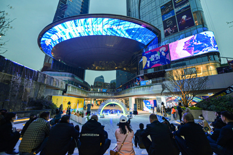 �ɶ��ۻ������LED��դ����Ŀ 